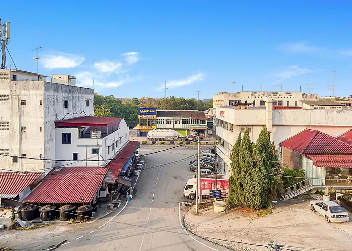 Yong Peng Homestay 永平民宿- 3 Bedroom Shoplot Converted Bnb At Level 1, For Business Travellers, Street Parking, Wifi, 1 Min To Kfc & Mcd