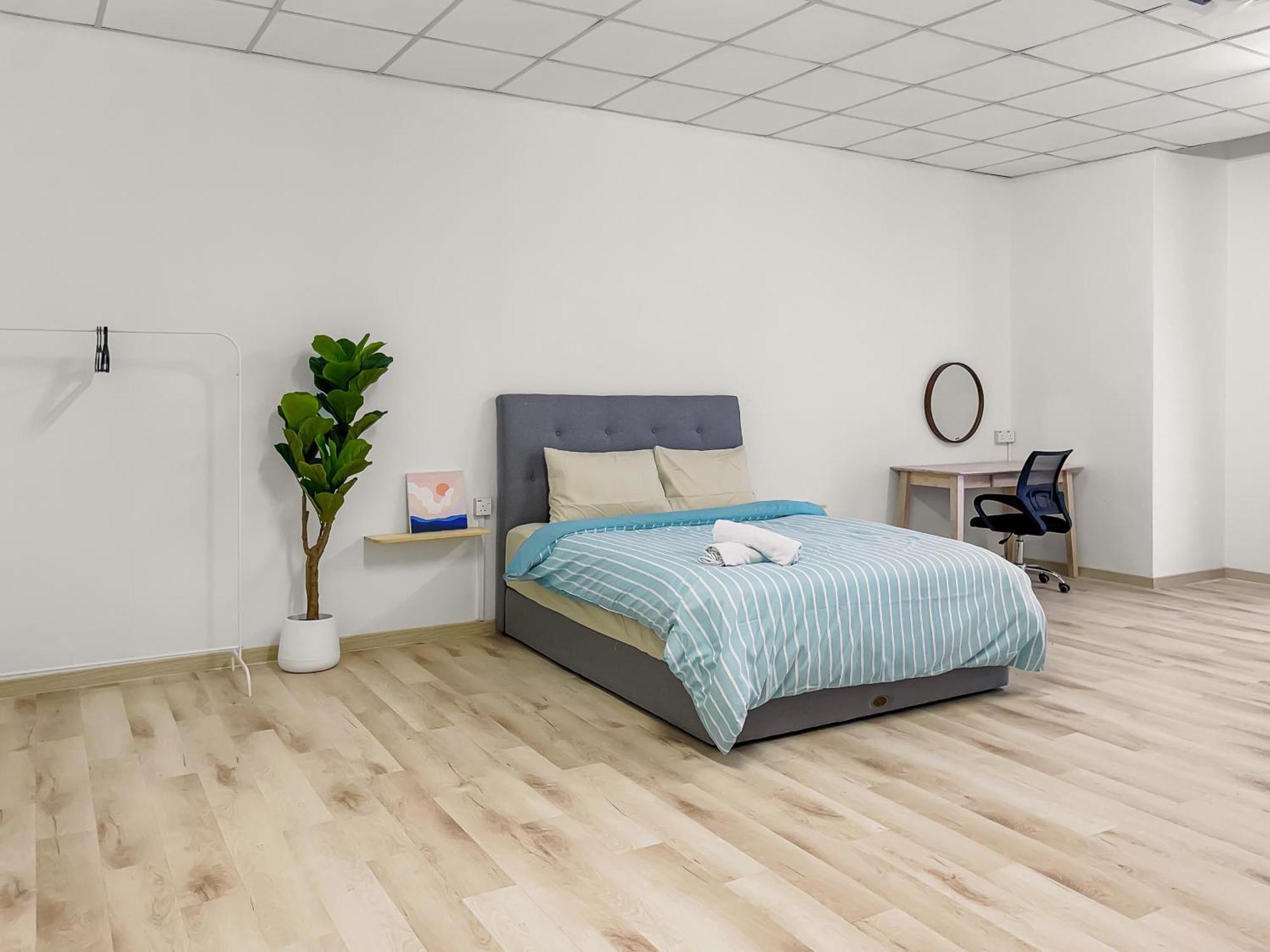 Homestay: 3-bedroom Business With Fast Food Proximity Homestay Yong Peng